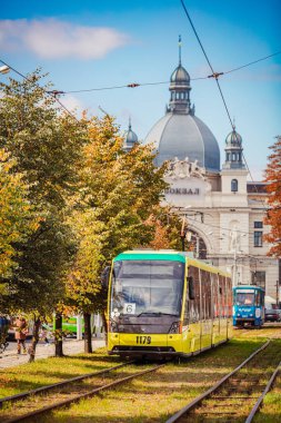 Lviv, Ukrayna - Ekim 2018: Tren istasyonunun arka planı