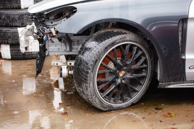 Lviv, Ukrayna - 15 Kasım 2023: Kaza, hasarlı Porsche arabası