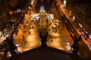 Ukrayna, Lviv 'de Ulusal Opera yakınlarında Noel ağacı. İnsansız hava aracından görüntüle