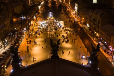 Ukrayna, Lviv 'de Ulusal Opera yakınlarında Noel ağacı. İnsansız hava aracından görüntüle