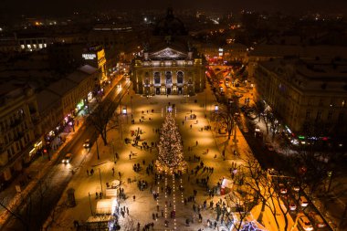 Ukrayna, Lviv 'de Ulusal Opera yakınlarında Noel ağacı. İnsansız hava aracından görüntüle