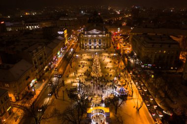 Ukrayna, Lviv 'de Ulusal Opera yakınlarında Noel ağacı. İnsansız hava aracından görüntüle