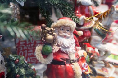 Hediyelik eşya dükkanında Noel süsleri