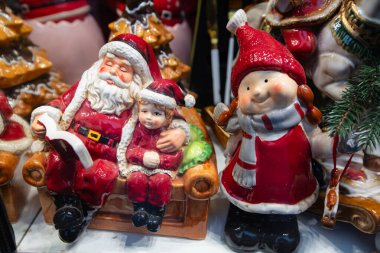 Hediyelik eşya dükkanında Noel süsleri