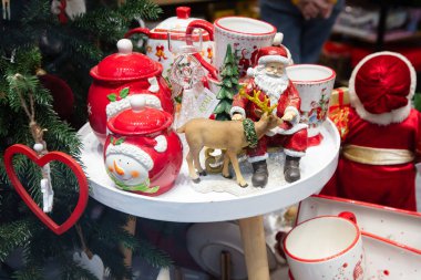 Hediyelik eşya dükkanında Noel süsleri