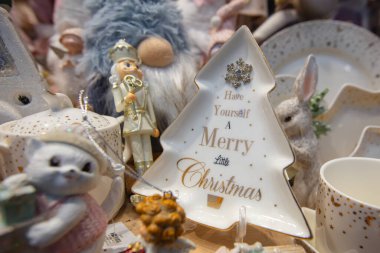 Hediyelik eşya dükkanında Noel süsleri