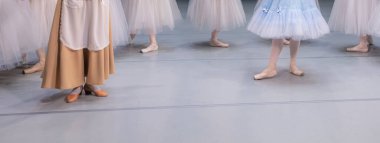 Sahnede dans eden balerinlerin yakın çekimi
