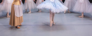 Sahnede dans eden balerinlerin yakın çekimi