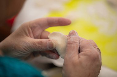 Varenyky veya pyrohy denilen Ukrayna ulusal gıda hamur tatlısı yapma süreci