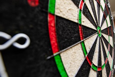 Lviv, Ukrayna - 3 Aralık 2023: Winmau dart tahtasına yakın çekim