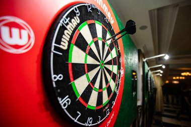 Lviv, Ukrayna - 3 Aralık 2023: Winmau dart tahtasına yakın çekim