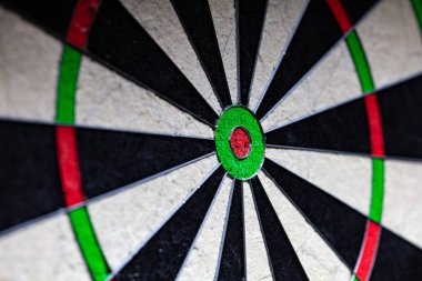 Lviv, Ukrayna - 3 Aralık 2023: Winmau dart tahtasına yakın çekim