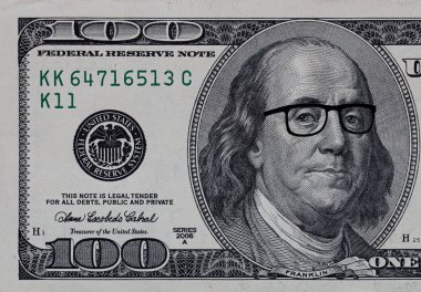 Benjamin Franklin tasarım amaçlı 100 dolarlık banknotla gözlüklü.