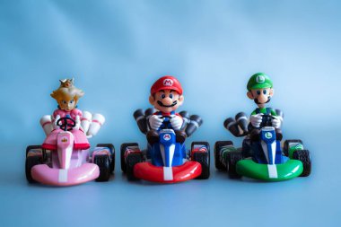 Lviv, Ukrayna - 7 Aralık 2023: Süper Mario, Luigi ve Prenses in karts - yarış oyuncağı