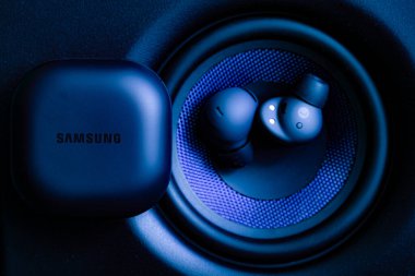 Lviv, Ukrayna - 13 Nisan 2023: Samsung Galaxy 2 profesyonel