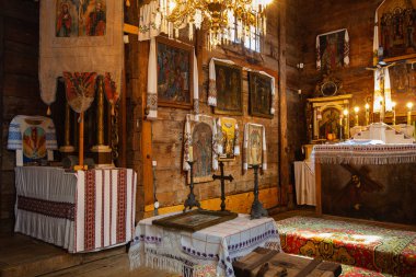 Lviv bölgesi, Ukrayna - Temmuz 2021: Antik ahşap kilisenin içi