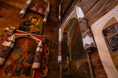 Lviv bölgesi, Ukrayna - Temmuz 2021: Antik ahşap kilisenin içi