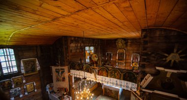 Lviv bölgesi, Ukrayna - Temmuz 2021: Antik ahşap kilisenin içi