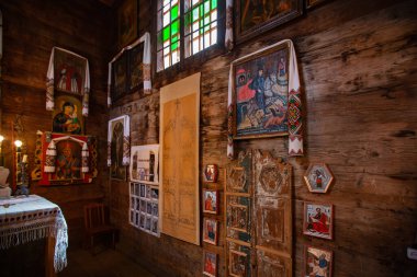 Lviv bölgesi, Ukrayna - Temmuz 2021: Antik ahşap kilisenin içi