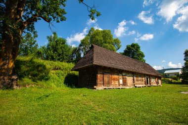 Lviv bölgesindeki antik ahşap köy evi, Ukrayna