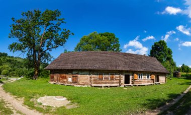 Lviv bölgesindeki antik ahşap köy evi, Ukrayna