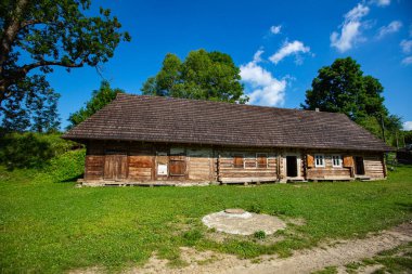 Lviv bölgesindeki antik ahşap köy evi, Ukrayna