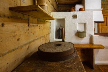 Ukrayna 'nın Lviv bölgesindeki antik ahşap evde geleneksel kil soba.