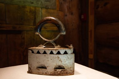 Eski evdeki antik kömür yumuşatıcı demir.
