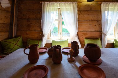 Masadaki eski kil bulaşık takımı, antika bulaşık takımı koleksiyonu.