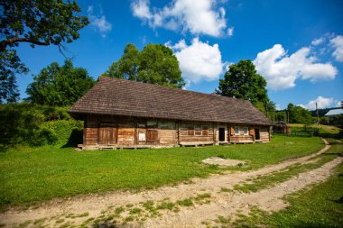 Lviv bölgesindeki antik ahşap köy evi, Ukrayna