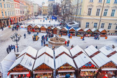 Lviv, Ukrayna - 20 Ocak 2017: Kışın Lviv 'de pazar meydanı