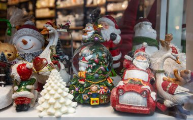 Hediyelik eşya dükkanında Noel süsleri