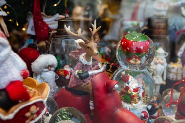 Hediyelik eşya dükkanında Noel süsleri