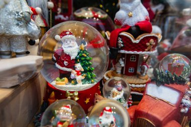 Hediyelik eşya dükkanında Noel süsleri