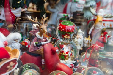 Hediyelik eşya dükkanında Noel süsleri