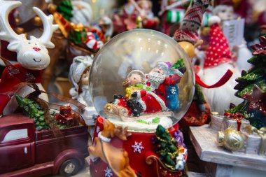 Hediyelik eşya dükkanında Noel süsleri
