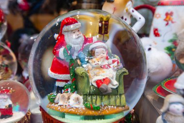 Hediyelik eşya dükkanında Noel süsleri