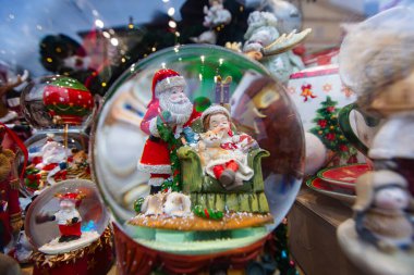 Hediyelik eşya dükkanında Noel süsleri
