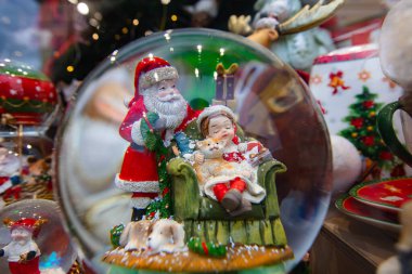 Hediyelik eşya dükkanında Noel süsleri