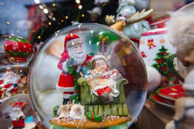 Hediyelik eşya dükkanında Noel süsleri