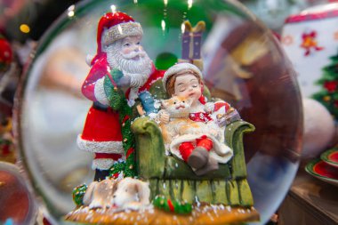 Hediyelik eşya dükkanında Noel süsleri