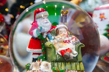 Hediyelik eşya dükkanında Noel süsleri