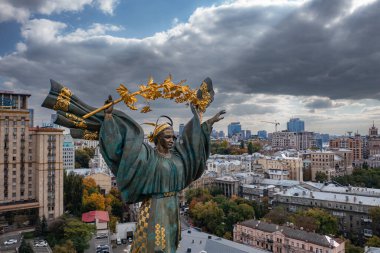 Kyiv, Ukrayna - 6 Ekim 2021: Kyiv 'deki Bağımsızlık Anıtı. İnsansız hava aracından görüntüle