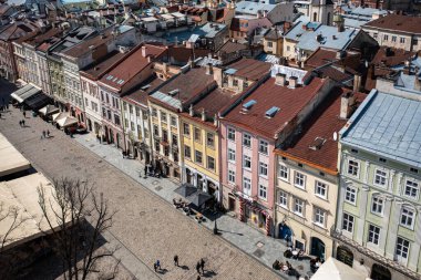 Lviv, Ukrayna - Nisan? 2021: Ukrayna 'nın Lviv kentindeki pazar meydanında İHA' dan hava görüntüsü