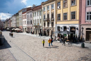 Lviv, Ukrayna - Nisan? 2021: Ukrayna 'nın Lviv kentindeki pazar meydanında İHA' dan hava görüntüsü