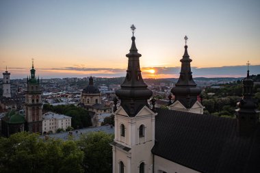 Lviv, Ukrayna - Mayıs 2021: İHA 'dan Lviv' e panoramik hava görüntüsü