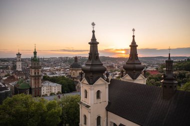 Lviv, Ukrayna - Mayıs 2021: İHA 'dan Lviv' e panoramik hava görüntüsü