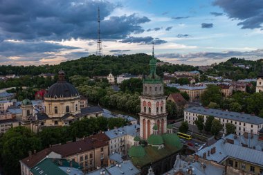 Lviv, Ukrayna - Mayıs 2021: İHA 'dan Lviv' e panoramik hava görüntüsü