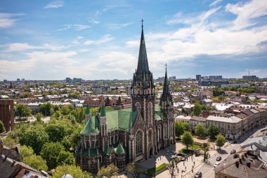 Lviv, Ukrayna - Nisan 2021: Ukrayna 'nın başkenti Lviv' deki Elizabeth kilisesine insansız hava aracı saldırısı.