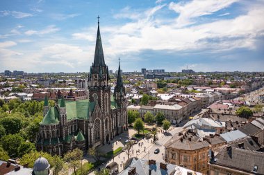 Lviv, Ukrayna - Nisan 2021: Ukrayna 'nın başkenti Lviv' deki Elizabeth kilisesine insansız hava aracı saldırısı.